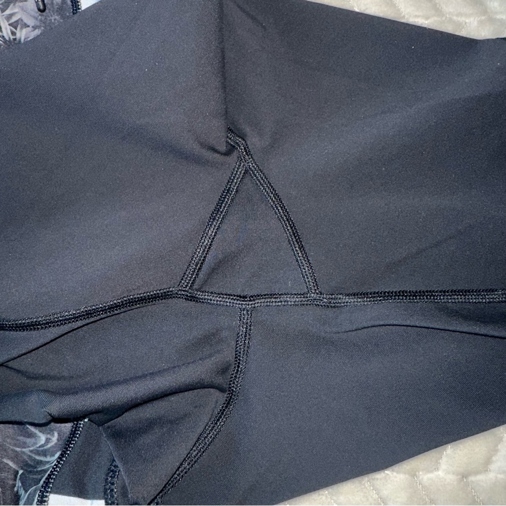 Lululemon Run A Marathon Crop II Black Straightup Stripe Black Angel Wing Size 6 - Picture 11 of 12